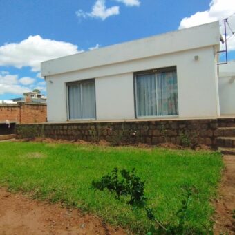 A vendre une villa T5 de plain-pied sur un vaste terrain de 1020 m2 située dans un cadre paisible à Antsofinondry