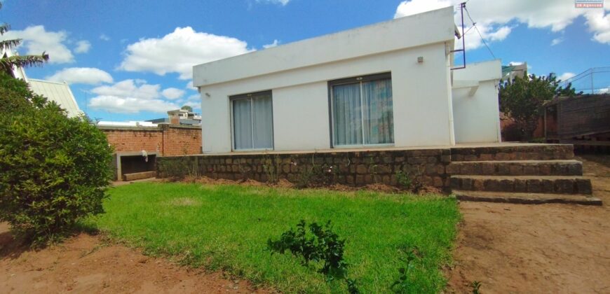 A vendre une villa T5 de plain-pied sur un vaste terrain de 1020 m2 située dans un cadre paisible à Antsofinondry