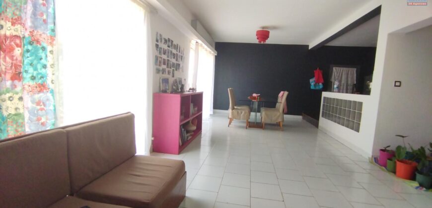 A vendre une villa T5 de plain-pied sur un vaste terrain de 1020 m2 située dans un cadre paisible à Antsofinondry
