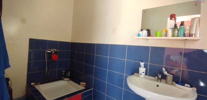 A vendre une villa T5 de plain-pied sur un vaste terrain de 1020 m2 située dans un cadre paisible à Antsofinondry