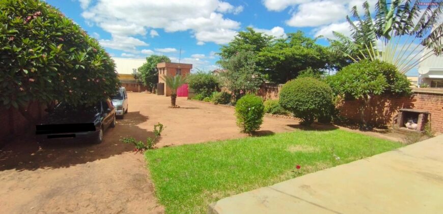 A vendre une villa T5 de plain-pied sur un vaste terrain de 1020 m2 située dans un cadre paisible à Antsofinondry