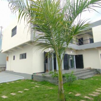 En vente une grande villa neuve de type F8 situé dans une résidence en plein développement à Ambohijanaka