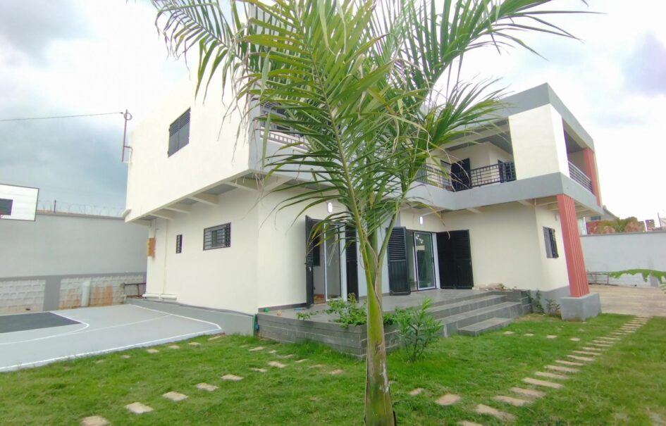 En vente une grande villa neuve de type F8 situé dans une résidence en plein développement à Ambohijanaka
