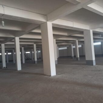 A louer un entrepôt de 4000 m2 répartis sur deux niveaux sécurisé à Anosizato