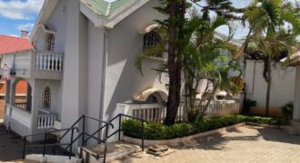 A louer une spacieuse villa T8 située dans un quartier calme à Talatamaty