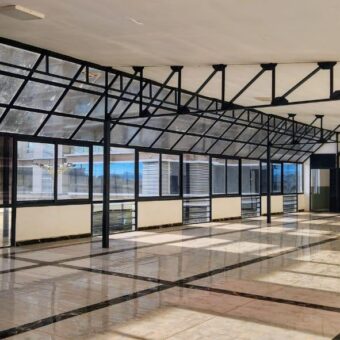 A louer deux locaux commerciaux neufs situés à Anosizato