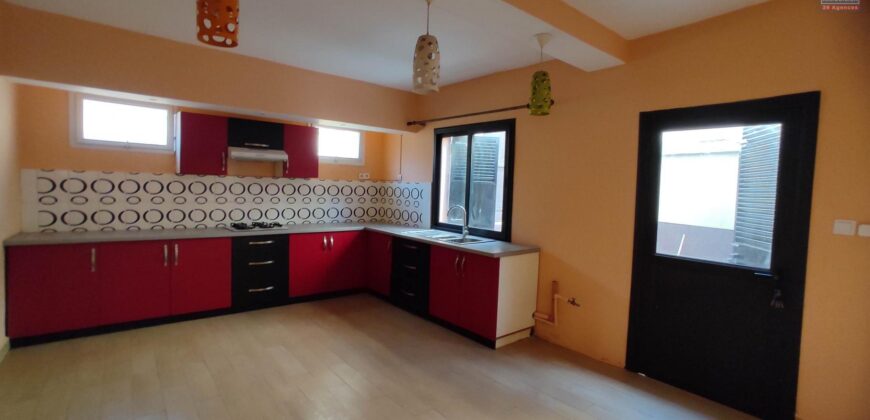 Location villa F6 à usage d’habitation ou bureau située en bord de la route à Andrononobe Analamahitsy