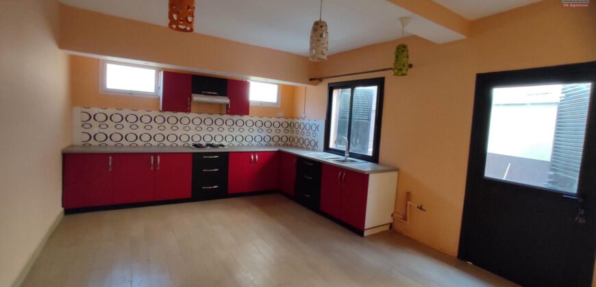 Location villa F6 à usage d’habitation ou bureau située en bord de la route à Andrononobe Analamahitsy