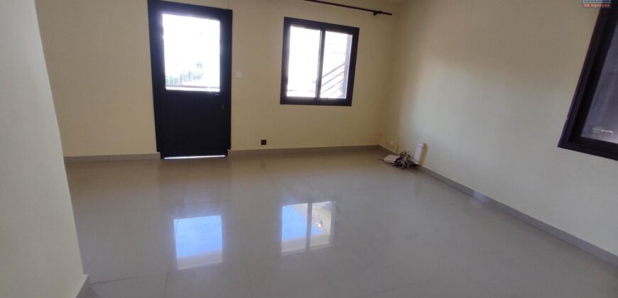Location villa F6 à usage d’habitation ou bureau située en bord de la route à Andrononobe Analamahitsy