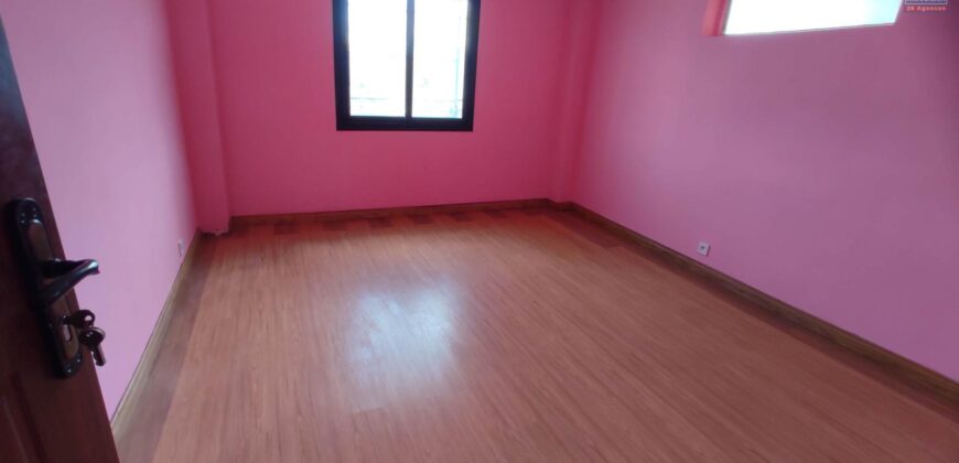 Location villa F6 à usage d’habitation ou bureau située en bord de la route à Andrononobe Analamahitsy