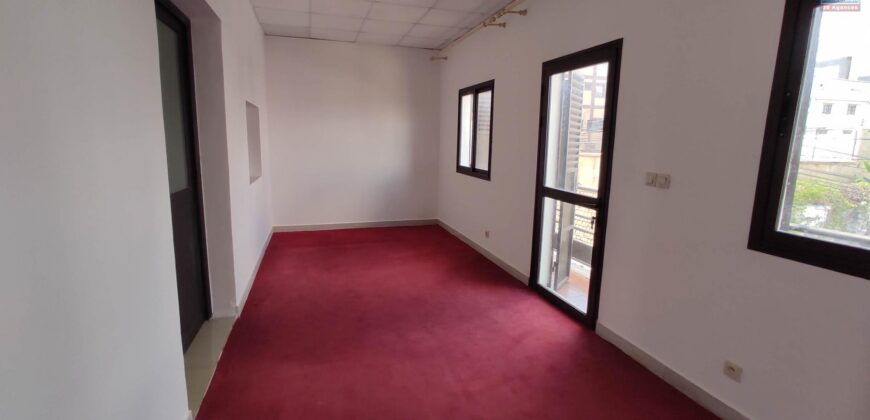 Location villa F6 à usage d’habitation ou bureau située en bord de la route à Andrononobe Analamahitsy