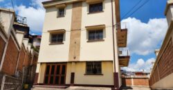 Villa à vendre avec potentiel mixte située dans un immeuble R+2 à Tsiadana