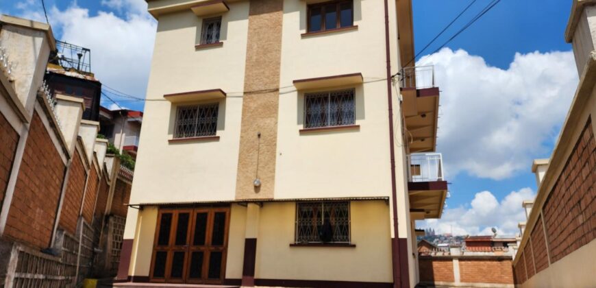 Villa à vendre avec potentiel mixte située dans un immeuble R+2 à Tsiadana