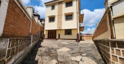 Villa à vendre avec potentiel mixte située dans un immeuble R+2 à Tsiadana