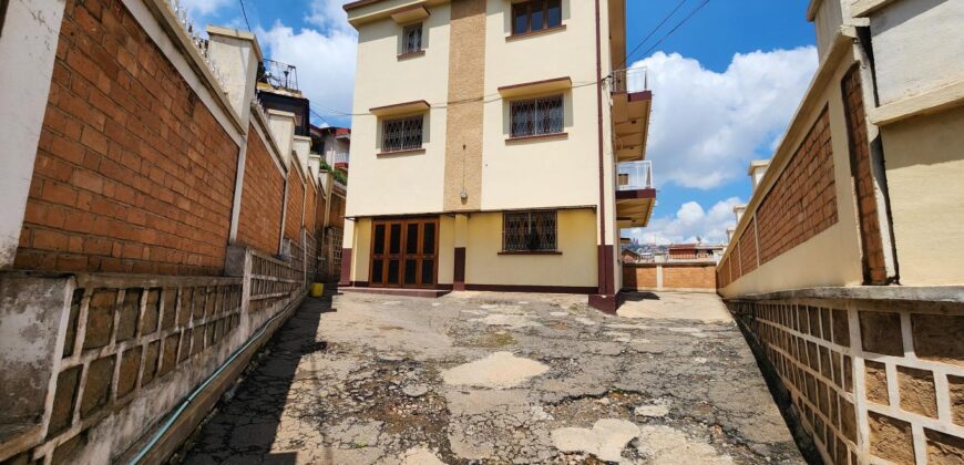 Villa à vendre avec potentiel mixte située dans un immeuble R+2 à Tsiadana