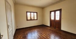 Villa à vendre avec potentiel mixte située dans un immeuble R+2 à Tsiadana
