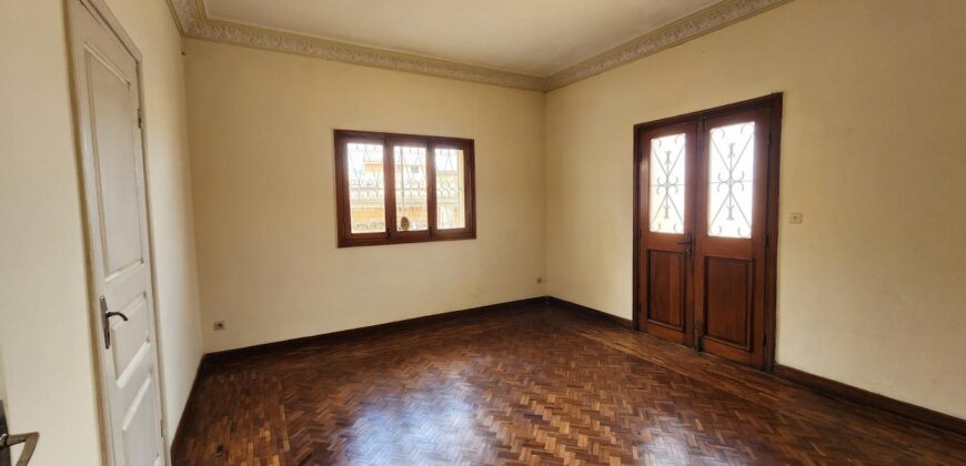 Villa à vendre avec potentiel mixte située dans un immeuble R+2 à Tsiadana