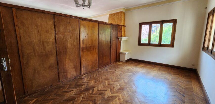Villa à vendre avec potentiel mixte située dans un immeuble R+2 à Tsiadana
