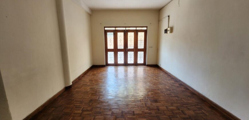Villa à vendre avec potentiel mixte située dans un immeuble R+2 à Tsiadana