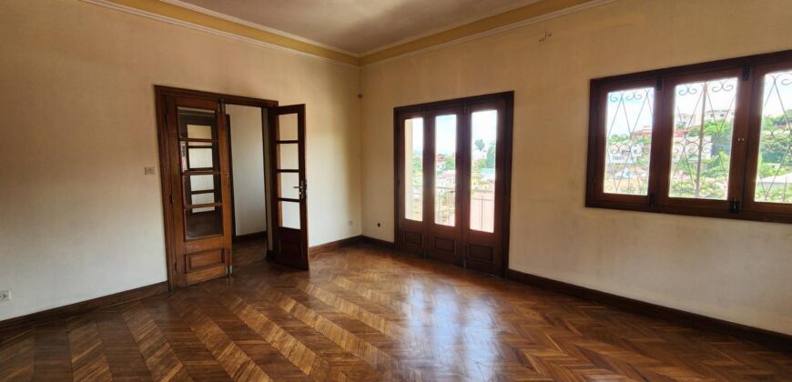 Villa à vendre avec potentiel mixte située dans un immeuble R+2 à Tsiadana