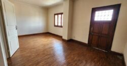 Villa à vendre avec potentiel mixte située dans un immeuble R+2 à Tsiadana