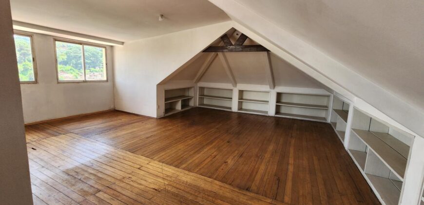 Villa à vendre avec potentiel mixte située dans un immeuble R+2 à Tsiadana