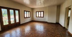 Villa à vendre avec potentiel mixte située dans un immeuble R+2 à Tsiadana