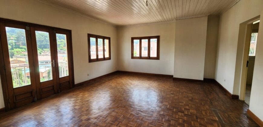 Villa à vendre avec potentiel mixte située dans un immeuble R+2 à Tsiadana