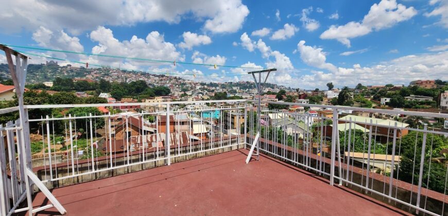 Villa à vendre avec potentiel mixte située dans un immeuble R+2 à Tsiadana