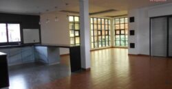 A louer une villa F4 sécurisée avec piscine commune située dans un quartier calme à Ambohimahitsy