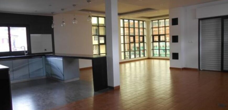 A louer une villa F4 sécurisée avec piscine commune située dans un quartier calme à Ambohimahitsy
