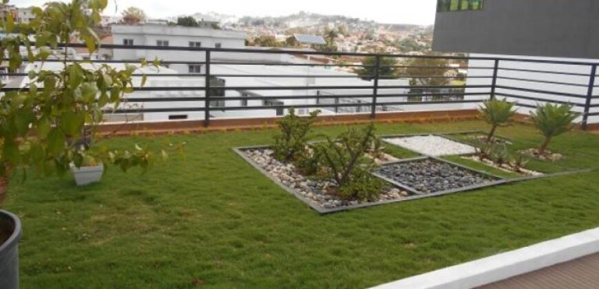 A louer une villa F4 sécurisée avec piscine commune située dans un quartier calme à Ambohimahitsy