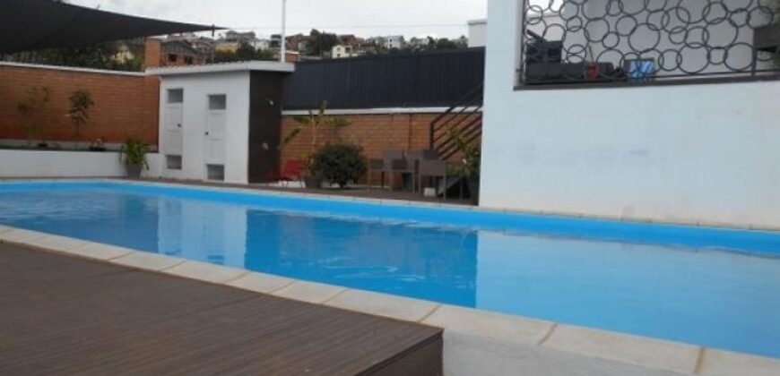 A louer une villa F4 sécurisée avec piscine commune située dans un quartier calme à Ambohimahitsy