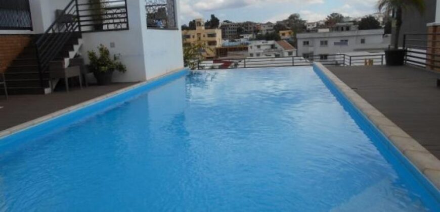A louer une villa F4 sécurisée avec piscine commune située dans un quartier calme à Ambohimahitsy