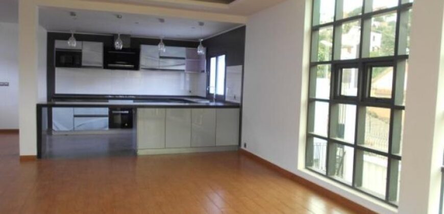 A louer une villa F4 sécurisée avec piscine commune située dans un quartier calme à Ambohimahitsy