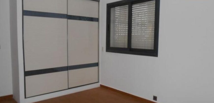 A louer une villa F4 sécurisée avec piscine commune située dans un quartier calme à Ambohimahitsy