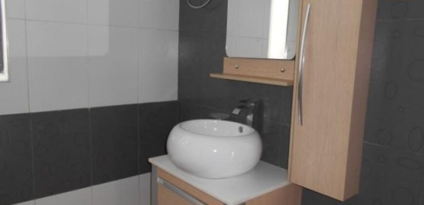 A louer une villa F4 sécurisée avec piscine commune située dans un quartier calme à Ambohimahitsy