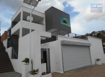 A louer une villa F4 sécurisée avec piscine commune située dans un quartier calme à Ambohimahitsy