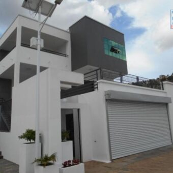 A louer une villa F4 sécurisée avec piscine commune située dans un quartier calme à Ambohimahitsy