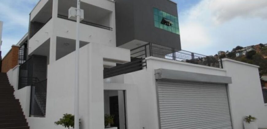 A louer une villa F4 sécurisée avec piscine commune située dans un quartier calme à Ambohimahitsy