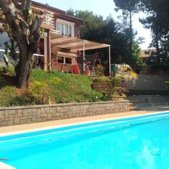 A louer une villa de type F5 avec piscine située dans un quartier calme à Ambohitrarahaba