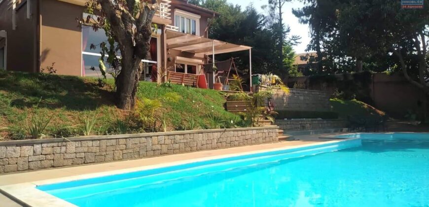 A louer une villa de type F5 avec piscine située dans un quartier calme à Ambohitrarahaba