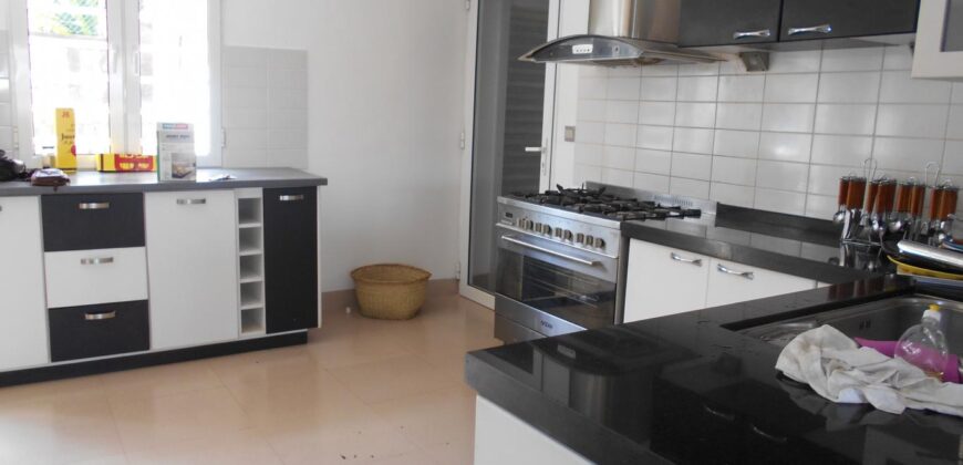 A louer une villa de type F5 avec piscine située dans un quartier calme à Ambohitrarahaba