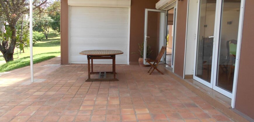 A louer une villa de type F5 avec piscine située dans un quartier calme à Ambohitrarahaba