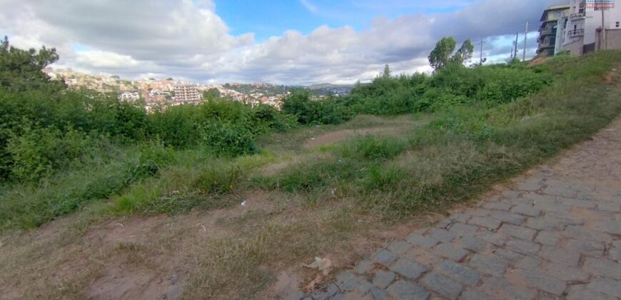 A vendre un beau terrain de 1600 m2 situé dans un quartier résidentiel sécurisé à Ambatoroka