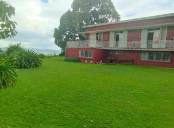 Vente d’un terrain spacieux de 4288 m2 avec vue imprenable à Haute Ville