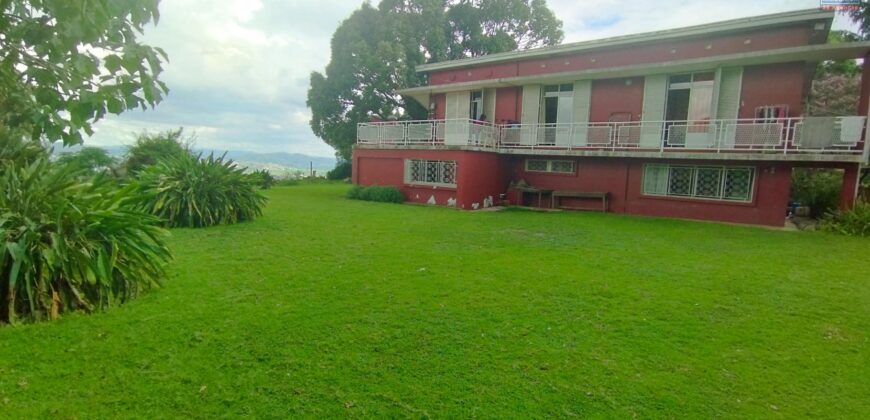 Vente d’un terrain spacieux de 4288 m2 avec vue imprenable à Haute Ville