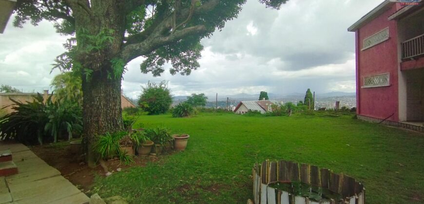 Vente d’un terrain spacieux de 4288 m2 avec vue imprenable à Haute Ville