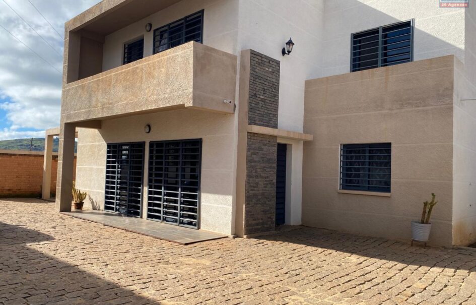 A louer une belle villa de type F6 située dans un quartier calme à Imerimanjaka