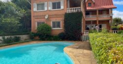 Location une villa traditionnelle de type F6 avec piscine située à Ambatobe